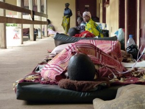 Pacientes atendidos en el hospital Comunitario de Bangui, uno de los centros médicos en los que el personal de MSF lleva a cabo cirugías. (© Samuel Hanryon)