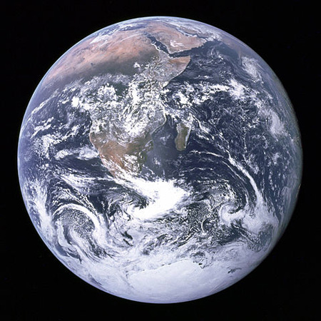 La Tierra como ningún ser humano a vuelto a verla desde 1972, el año en que se tomó esta foto desde la misión lunar Apolo 17. La foto se conoce como "la canica azul". Imagen de NASA.
