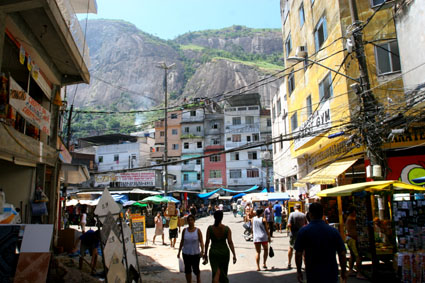 Favela Tour un pol mico recorrido por la Rocinha 
