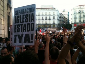 Cartel de una de las manifestaciones que tuvieron lugar en contra de la visita del papa a Madrid, en 2011. (El perroflautadigital / WIKIPEDIA)