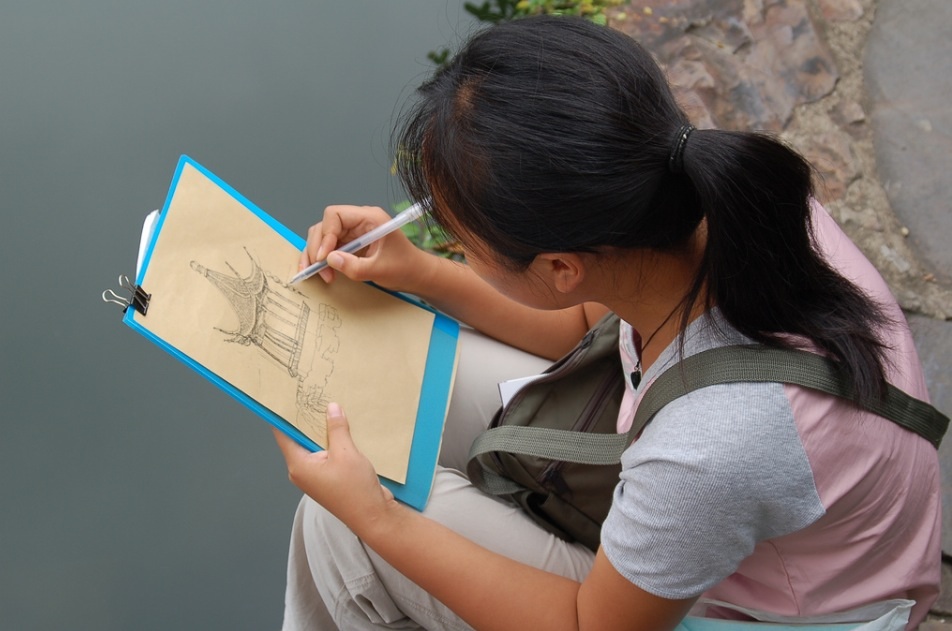 Una niña china dibujando (M.T.)