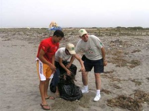 Voluntarios de ASOVAL recogen la basura que dejan en el Parque ciudadanos guarros e insolidarios