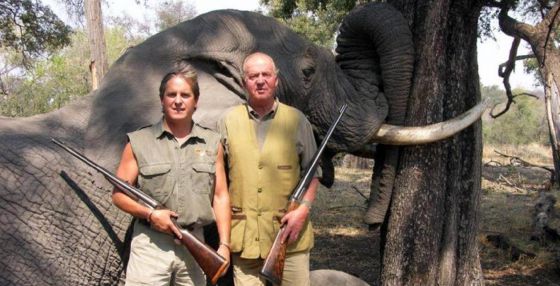 El rey Juan Carlos posando ante un alefante abatido en Africa