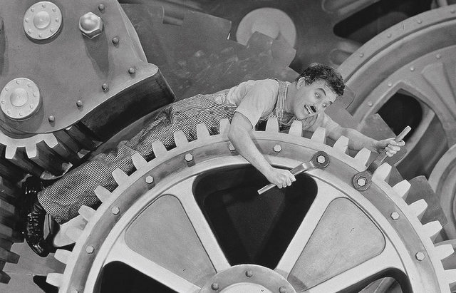 Charles Chaplin en Tiempos Modernos