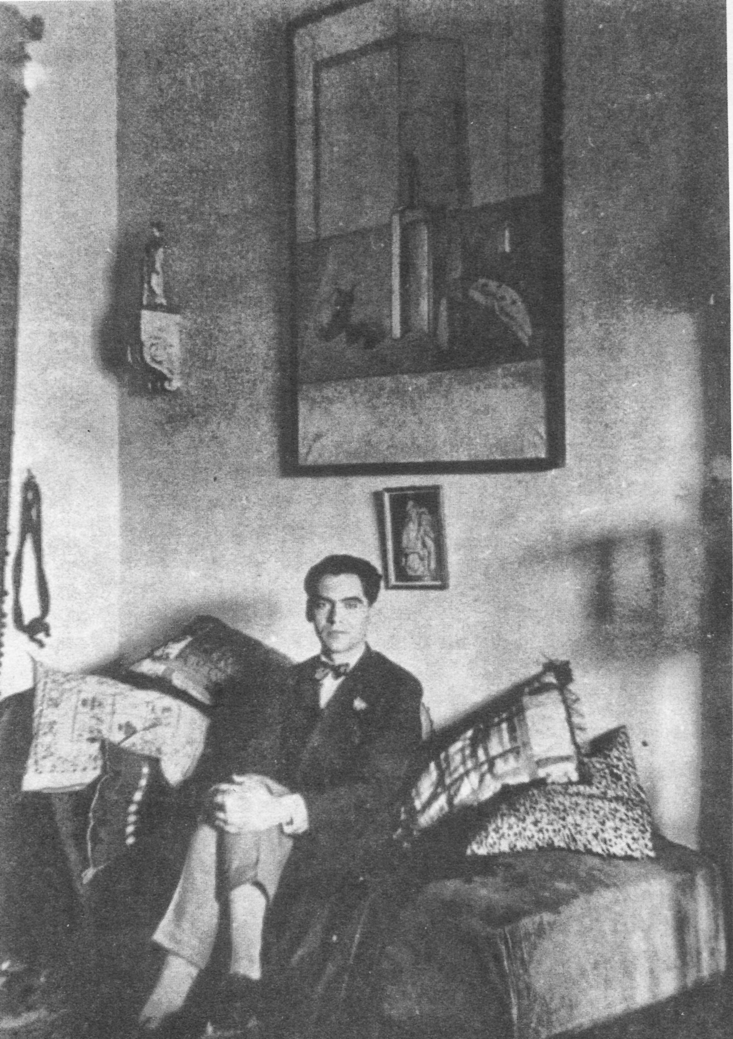 En su cuarto en Granada, bajo un cuadro que le regaló Dalí, 1925