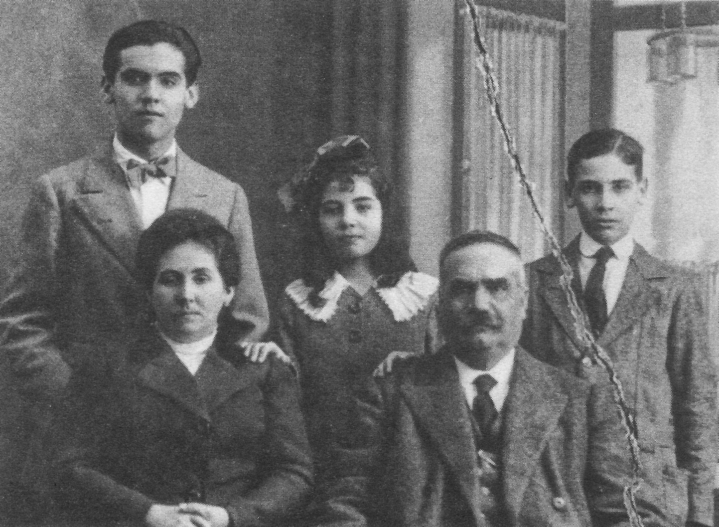 La familia, en torno a 1912. Abajo, Vicenta y Don Federico. Arriba, desde la izquierda, Federico y sus hermanos Concha y Paco.