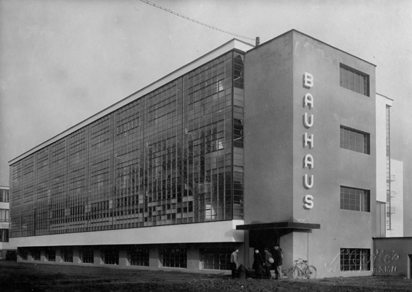 El edificio que Walter Gropius diseñó para la Bauhaus de Dessau (1926)