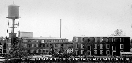 El edificio de la derecha albergaba el estudio de Paramount