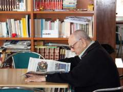 Una persona leyendo un diario. (PAULA MATEU/ACN)