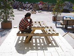 Hoy nuestros profesionales del hogar te traen una idea para un DIY muy práctico y económico: reciclar palés de madera para convertirlos en mesas, sillas, semilleros, huertos urbanos y composteras. ¿Te atreves a montarte uno con nuestra ayuda?