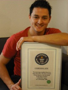 Joaquín Ortega, con su certificado Guiness.