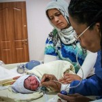 Margueritte le da a Ayla los primeros cuidados después de su nacimiento. Copyright: Gabrielle Klein/MSF