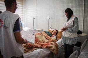 El equipo de MSF felicita a la madre de Ayla. Copyright: Gabrielle Klein/MSF