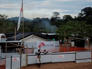 Centro para pacientes de Ébola de MSF en Kailahun, Sierra Leona. Fotografía: Magali Deppen/MSF