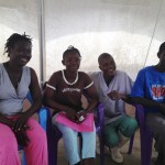 Los hermanos Haja, Abivatu y Lamphia celebran con Sallia Swarroy enfermera  del centro de pacientes de Bo  haber sobrevivido al virus.