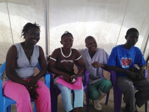 Los hermanos Haja, Abivatu y Lamphia celebran con Sallia Swarroy enfermera del centro de pacientes de Bo haber sobrevivido al virus.