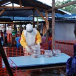 Reparto de comidas para los pacientes del centro de tratamiento de Ébola de MSF en Kailahun, Sierra Leona