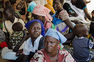 Madres e hijos esperan en el Centro de Alimentación del hospital de Médicos Sin Fronteras en Leer, Sudán del Sur