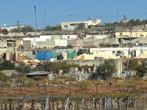 Wady Lighrous es una zona situada al este de la ciudad de Hebrón, donde viven unas 4500 personas. Este enclave está entre dos asentamientos (el de Kiryat Arba y Kharsena) y cerca de una base militar, en la carretera 60. Se considera una zona de clase C, lo que significa que nadie puede construir nuevos edificios o ampliar su propia casa. Algunas casas han sido demolidas por las fuerzas israelíes y las personas que viven allí se enfrentan diariamente a gran cantidad de obstáculos impuestos por el ejército israelí y los colonos. Fotografía Médicos Sin Fronteras.