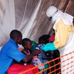 Los pacientes admitidos en el centro de tratamiento de Ébola pasan a la tienda de triage. Ahí los equipos médicos tratan de determinar la gravedad de sus síntomas y evaluar su historial de contactos. Fotografía de Fathema Murtaza.