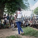 Gabriela, consejera de MSF, del equipo de promoción de la salud, habla con la comunidad en la aldea Degué, para explicar a la población local cómo prevenir el cólera. © Luca Sola/MSF