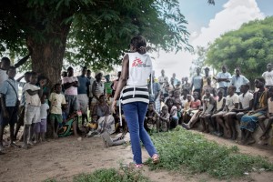 Gabriela, consejera de MSF, del equipo de promoción de la salud, habla con la comunidad en la aldea Degué, para explicar a la población local cómo prevenir el cólera. © Luca Sola/MSF