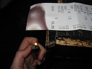 Un ticket de papel térmico. El calor hace que se oscurezca. Imagen de IIVQ - Tijmen Stam / Wikipedia.