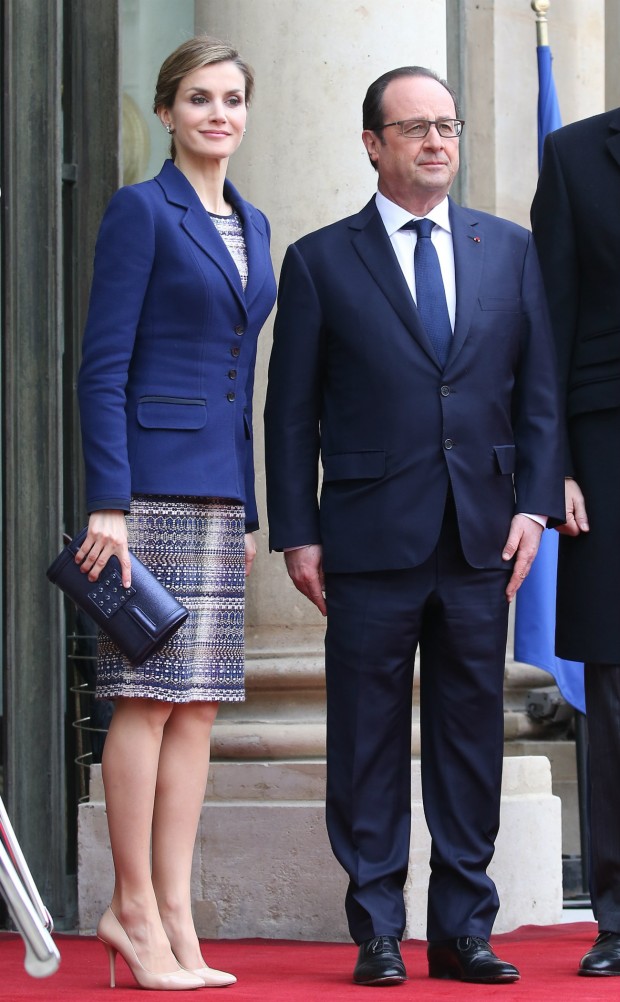Hollande agasajó a Letizia en su última visita a París un foulard que figura en la lista de  regalos