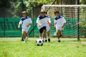 Niños jugando al fútbol (GTRES).