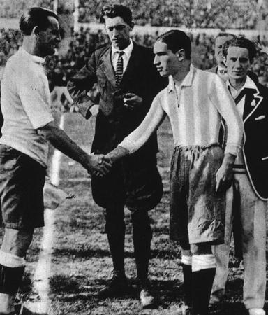 El árbitro belga John Langenus, en el centro, en el saludo inicial de la final del Mundial de 1930 (WIKIPEDIA)
