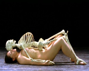 Marina Abramovic. Desnudo con esqueleto, 2004 © Marina Abramovic. VEGAP, Madrid 2013