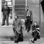 1961, Barcelona. Jaime Gil de Biedma, Agustín Goytisolo, Carlos Barral y José María Castellet © Oriol Maspons