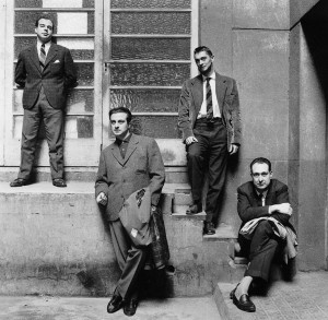 1961, Barcelona. Jaime Gil de Biedma, Agustín Goytisolo, Carlos Barral y José María Castellet © Oriol Maspons