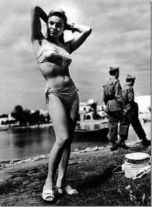 1953, El primer bikini en Ibiza © Oriol Maspons