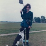 Vivian Kubrick y el perro Stanley en un set de «La chaqueta metálica», 1986
