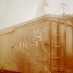 Haciendo una foto desde un vagón de tren, entre 1905 y 1910