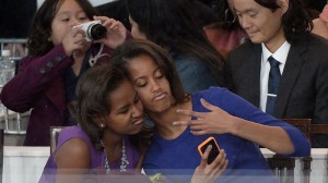 Sasha y Malia Obama se hacen un 'selfie', 2012