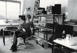 En su habitación, donde escribió la banda sonora de "La chaqueta metálica", 1987