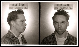 Charles Peak, detenido en 1956 por insultar a un policía durante una carrera ilegal de coches. Multado con 100 dólares (smalltownnoir.com)