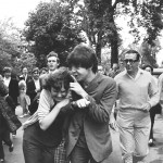 Paul McCartney bromea con una fan, 1964 © John 'Hoppy' Hopkins