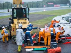 Comisarios de carrera y servicios médicos del circuito de Suzuka atienden al francés Jules Bianchi tras el accidente sufrido por el piloto de Marussia en Japón. (EFE)