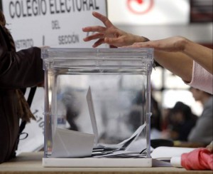 Una urna en un colegio electoral J. L. Cereijido / EFE