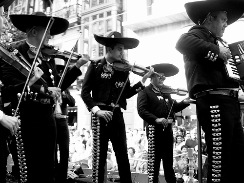 ¿De dónde surge llamar ‘Mariachi’ a los populares conjuntos musicales mexicanos?
